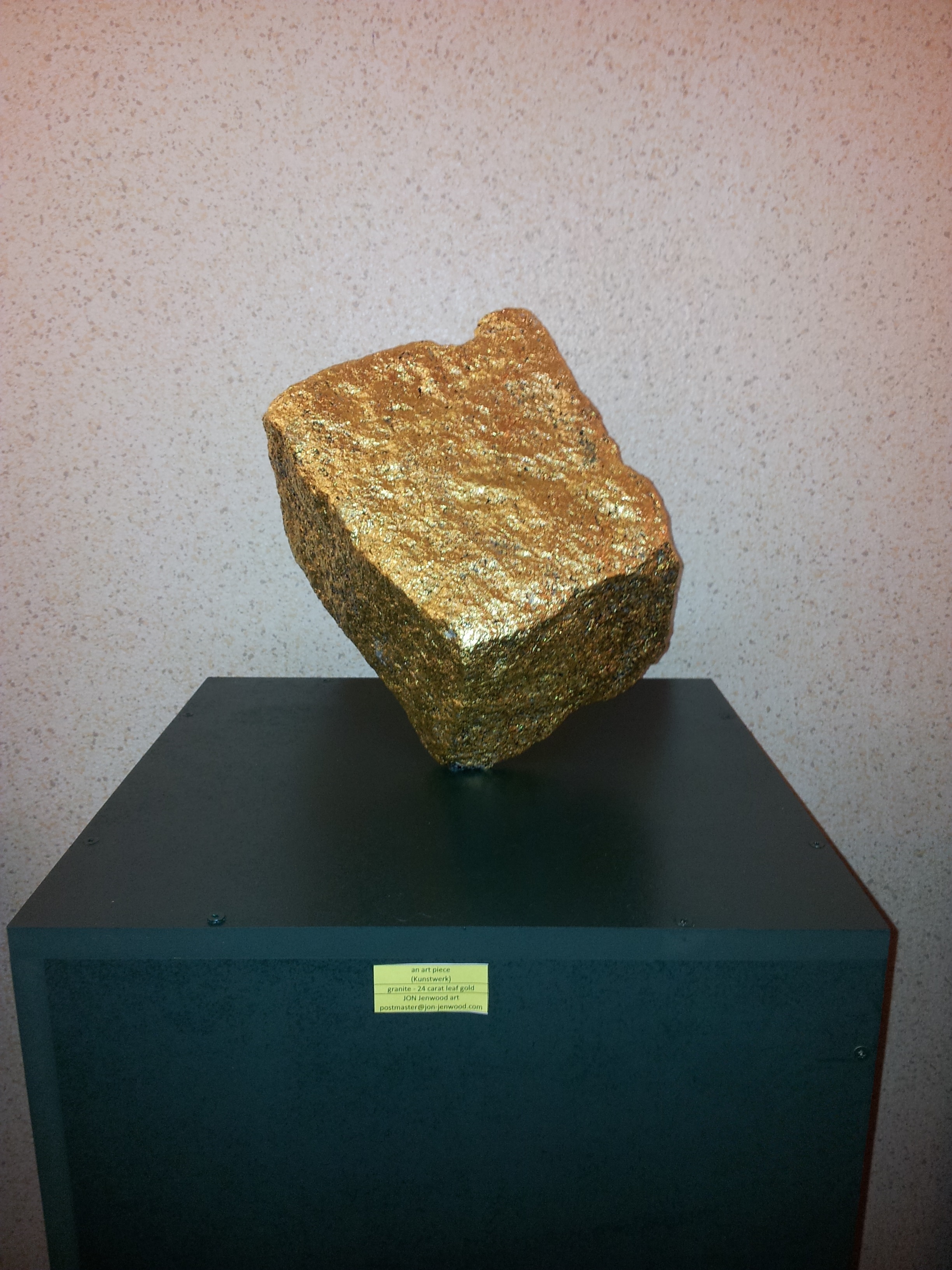 an art piece (Kunstwerk)
granite - 24 carat leaf gold