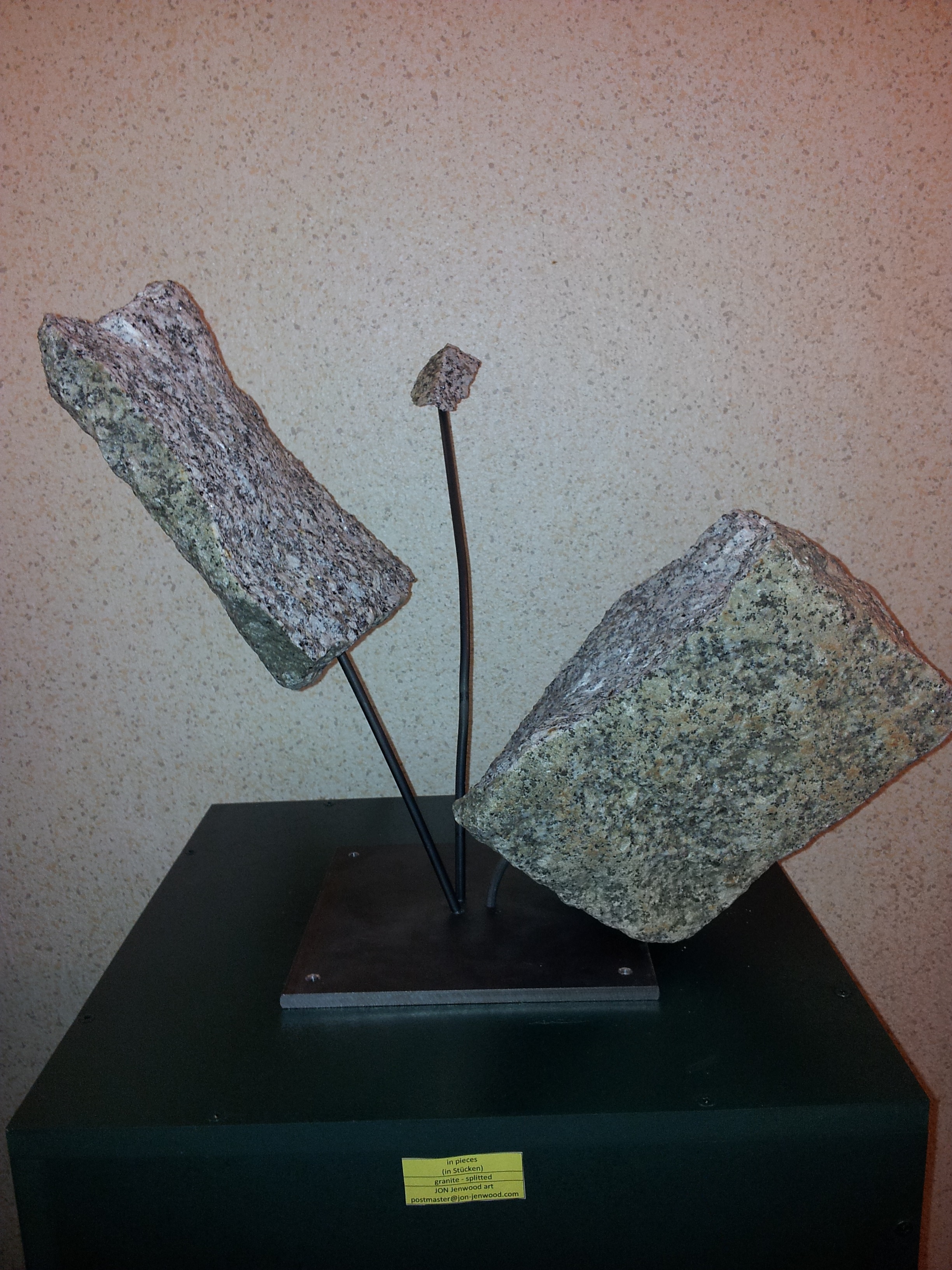 in pieces (in Stücken)
granite - splitted
